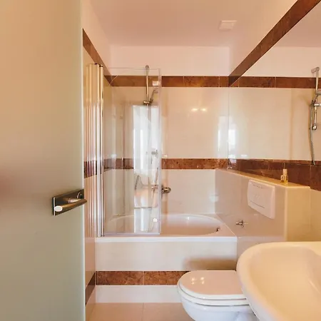 Superb Main Square Apartment *